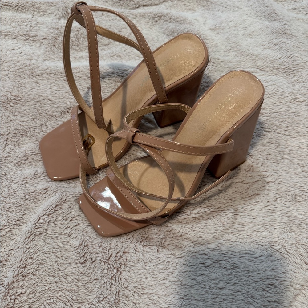 London Rebel block heel in beige patent